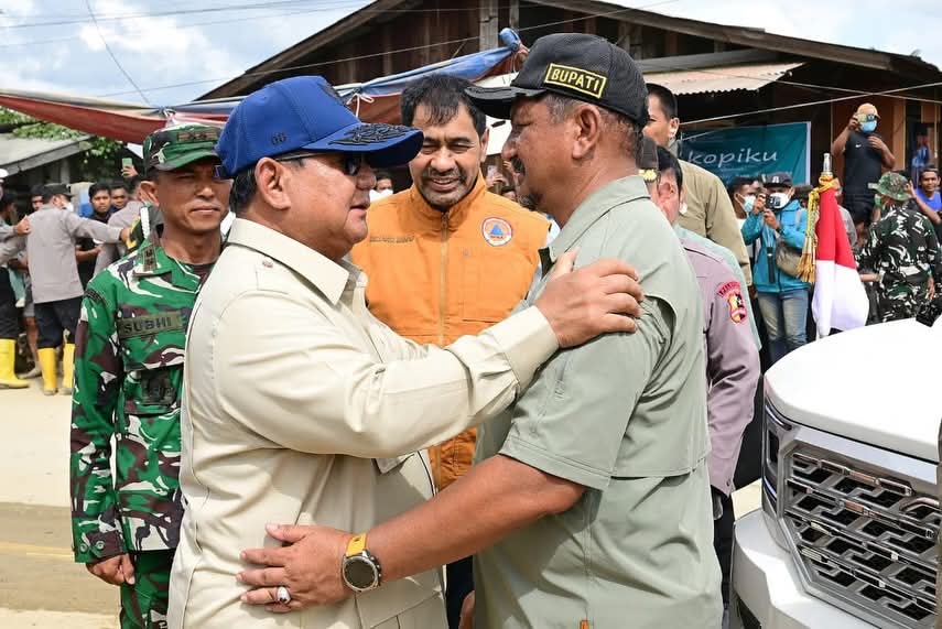 Gubernur Aceh, Muzakir Manaf, mendampingi kunjungan kerja Presiden RI Jenderal TNI (Purn) Prabowo Subianto beserta rombongan Menteri terkait dalam rangka meninjau langsung wilayah terdampak bencana hidrometeorologi di Kabupaten Aceh Tamiang dan Kabupaten Bener Meriah, Jumat (12/12/2025).