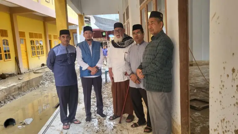 Plh. Disdik Dayah Aceh Andriansyah didampingi oleh sejumlah pejabat struktural Disdik Dayah Aceh, meninjau langsung kerusakan infrastruktur pendidikan dayah serta memastikan kondisi kesehatan guru bakti dan santri pasca-bencana, (26/12/2025).