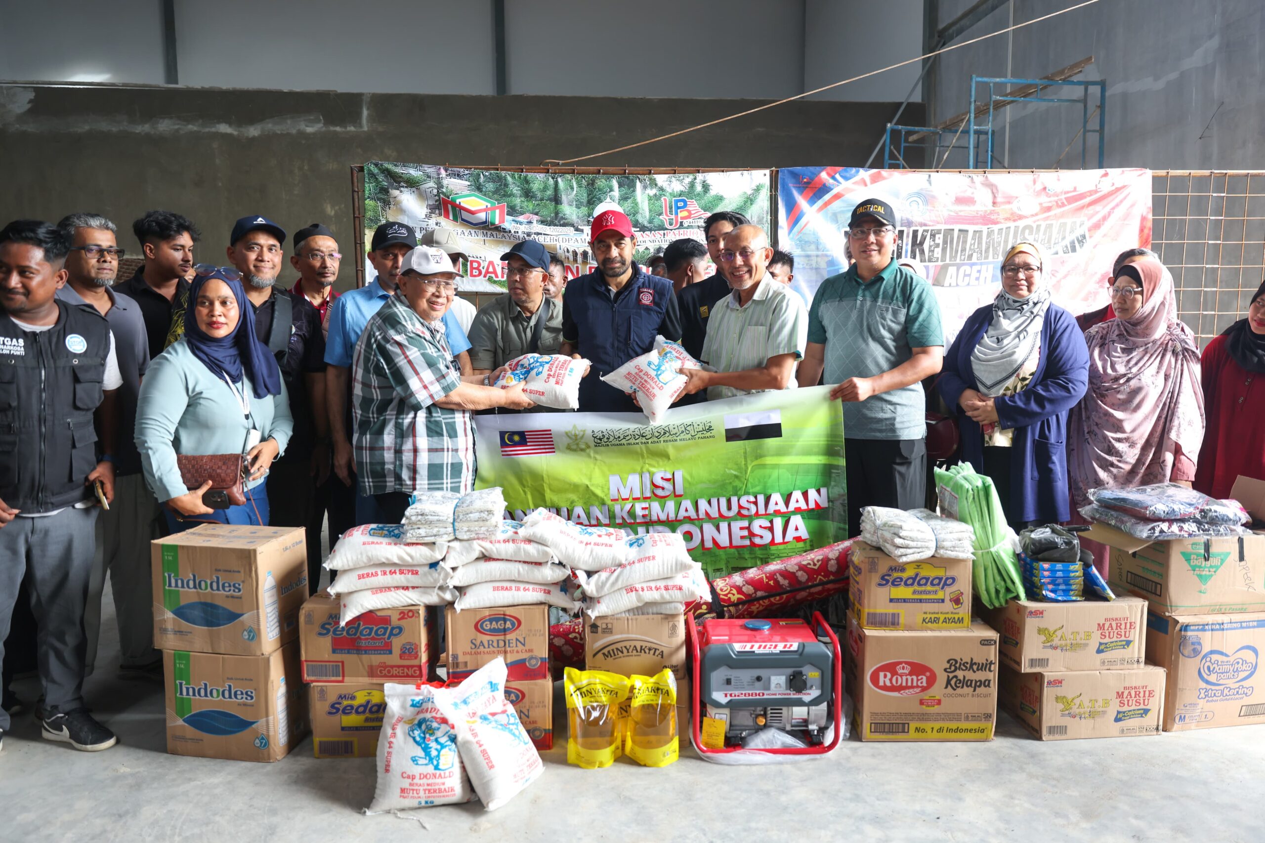 Mualem, menerima secara simbolis bantuan kemanusiaan dari warga Malaysia di Aceh Utara pada hari Minggu, (28/12/2025).