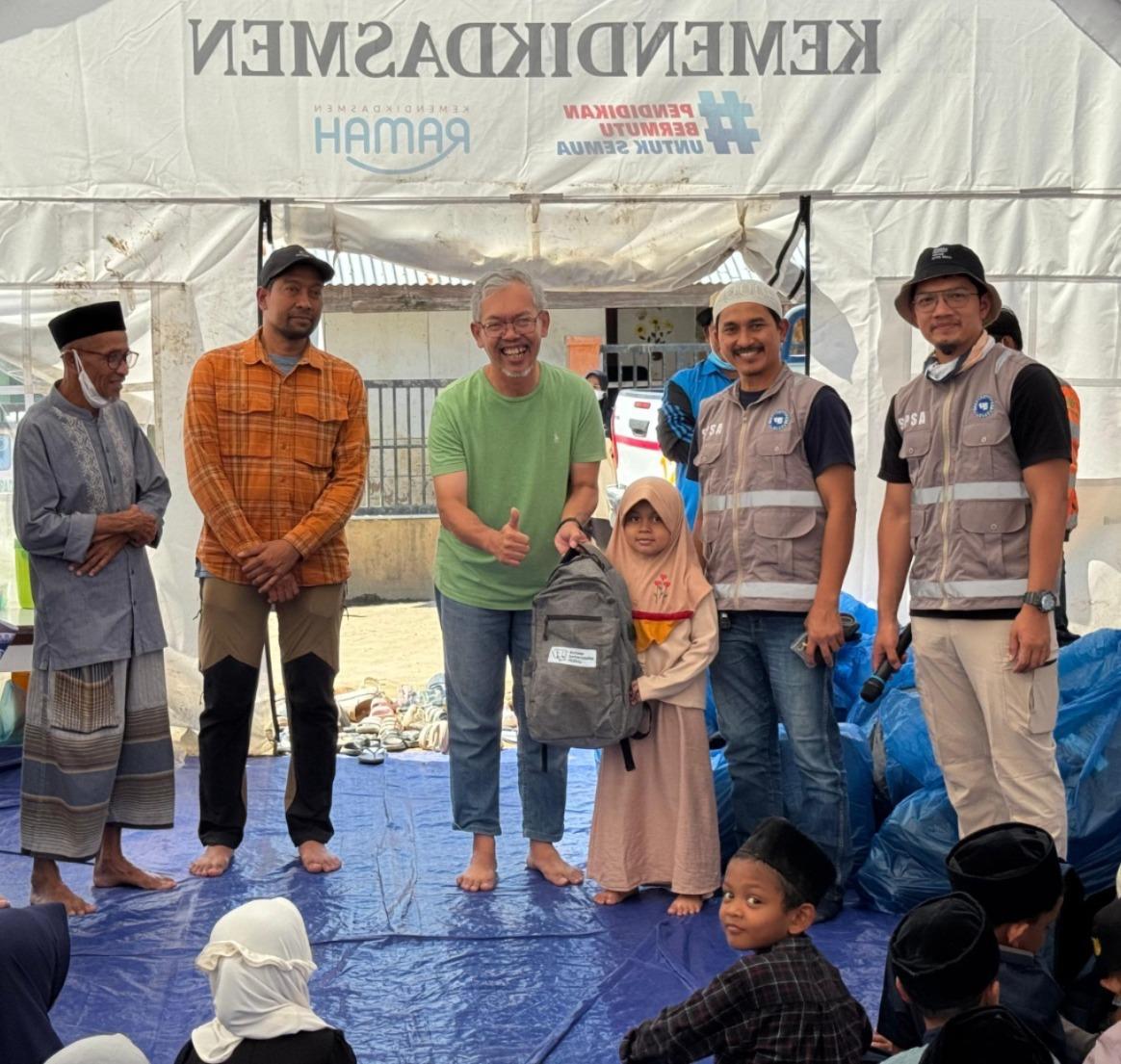 General Manager Solusi Bangun Andalas, R. Adi Santosa didampingi Syukurullah Jalil, Ketua Serikat Pekerja Semen Andalas (SPSA) menyerahkan bantuan perlengkapan belajar kepada siswa SDIT Ceudah Rabbani, Pidie Jaya, selasa (13/01/2026).
