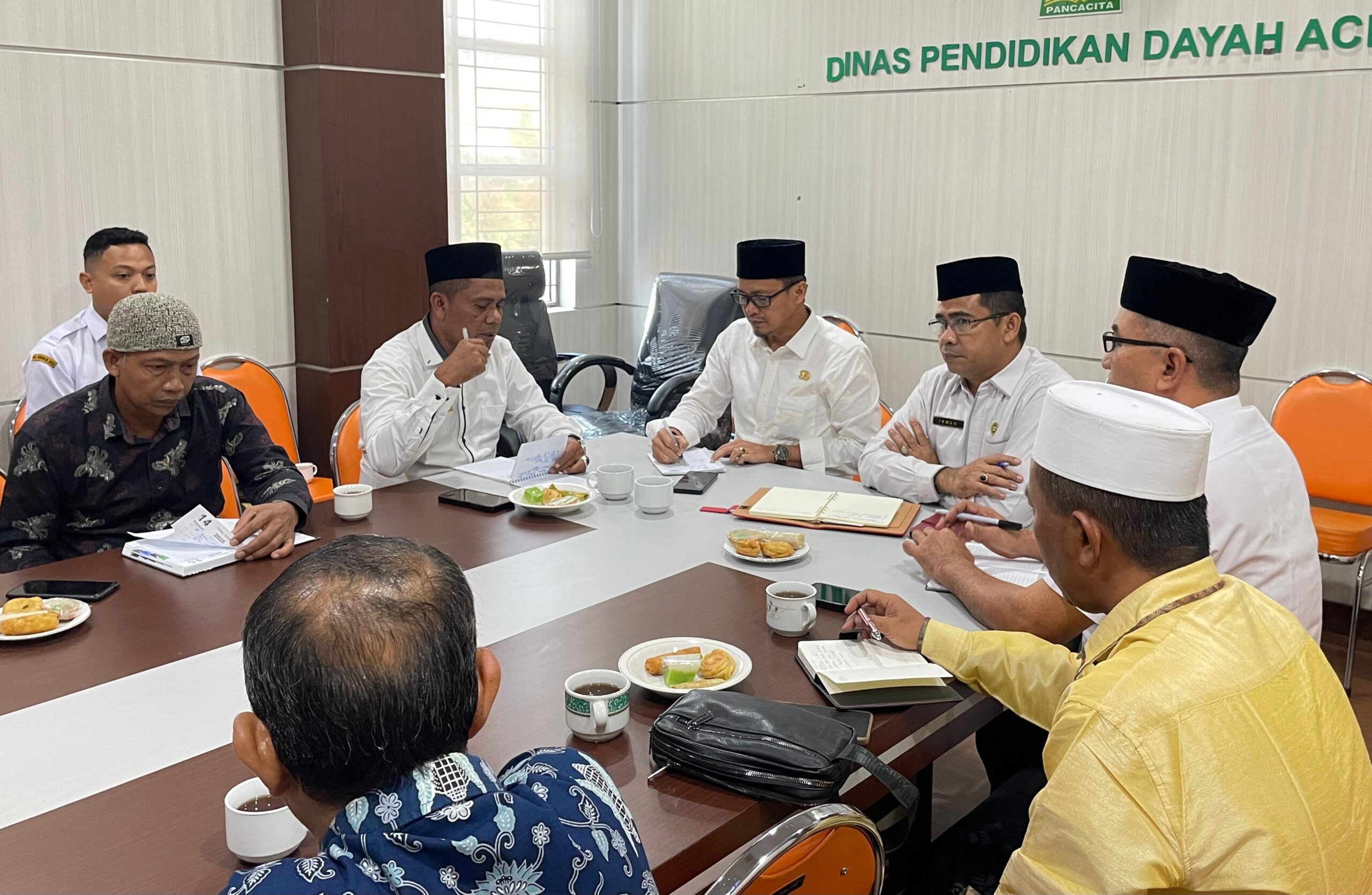 Dinas Pendidikan Dayah Aceh menerima kunjungan audiensi dari Dinas Pendidikan Dayah Kabupaten Aceh Besar beserta jajaran,
Audiensi berlangsung di Aula Lantai II Kantor Disdik Dayah Aceh, Kota Banda Aceh, Rabu (28/01/2026).