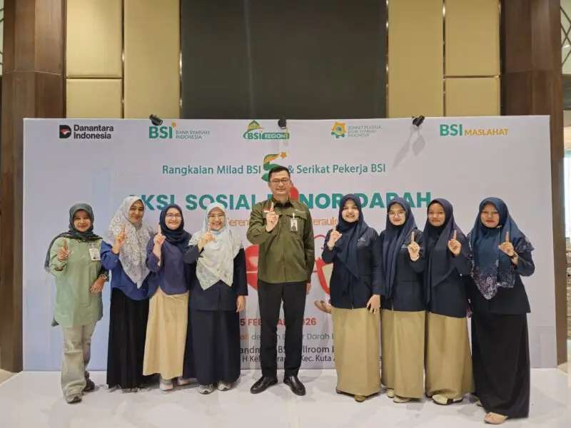 Regional CEO BSI Aceh Imsak Ramadhan, Foto bersama manajemen, pegawai, serta peserta donor darah pada kegiatan Milad ke-5 Bank Syariah Indonesia (BSI) Regional Aceh di Banda Aceh, Kamis (5/2/2026). 